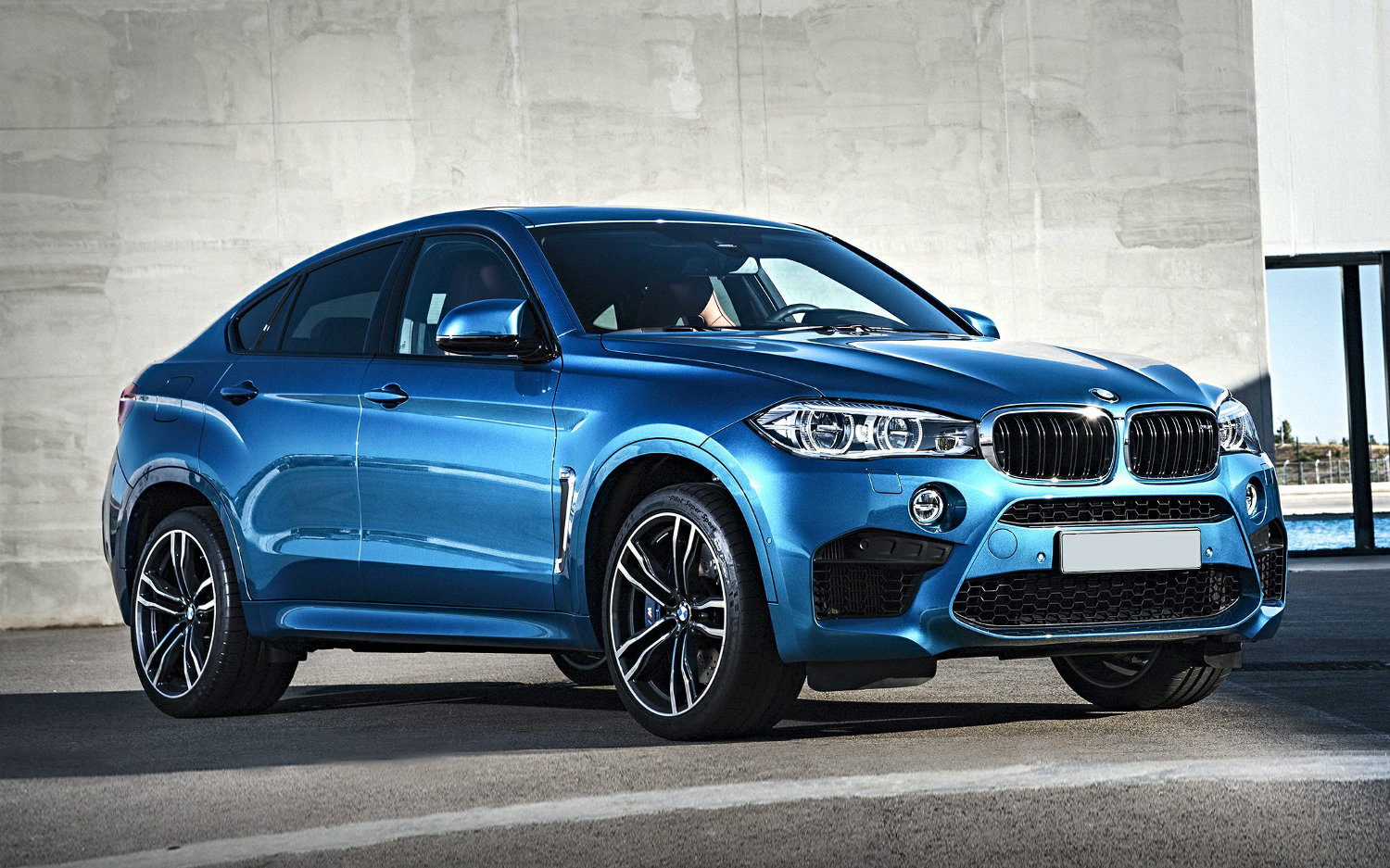 Comparison - Volvo XC90 Hybrid T8 R-Design 2017 - vs - BMW X6 M 2017 ...